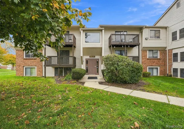 Listing Photo 1 - Condo for sale in building located at 30070 W 12 Mile Rd, Farmington Hills, MI 48334 - Unit #127