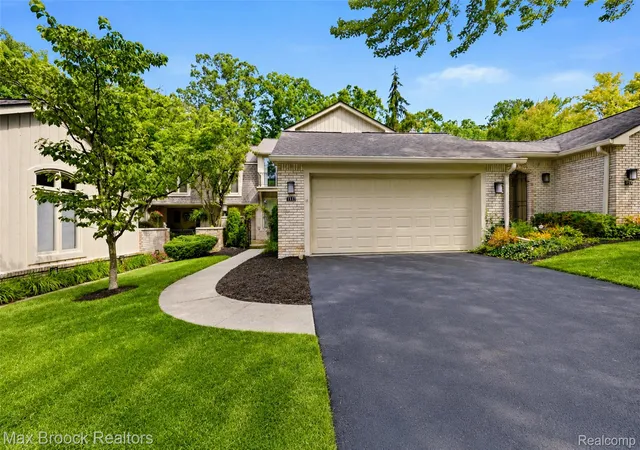 Listing Photo 1 - Condo for sale in building located at 1131 Hillpointe Cir, Bloomfield Hills, MI 48304