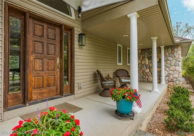 Photo 4 of Single family home for sale at 3556 Shady Beach Blvd, Orchard Lake, MI 48324 | MLS# 20261083853 | Listing updated on 2026-10-29