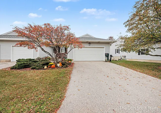 Listing Photo 2 - Condo for sale in building located at 221 Pippin Dr NW, Sparta, MI 49345