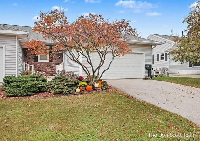 Listing Photo 3 - Condo for sale in building located at 221 Pippin Dr NW, Sparta, MI 49345