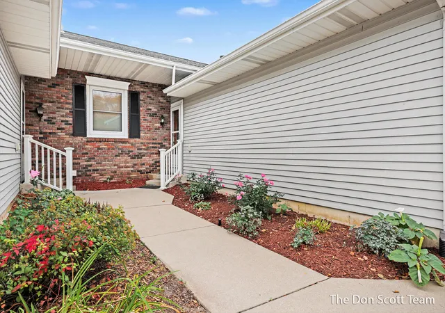 Listing Photo 4 - Condo for sale in building located at 221 Pippin Dr NW, Sparta, MI 49345