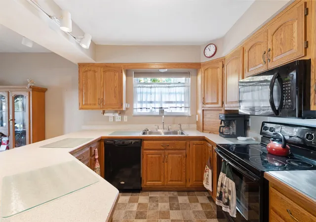 Photo 2 of Single family home for sale at 1309 Huntington Dr, Owosso, MI 48867 | MLS# 5050225043 | Listing updated on 2026-10-27
