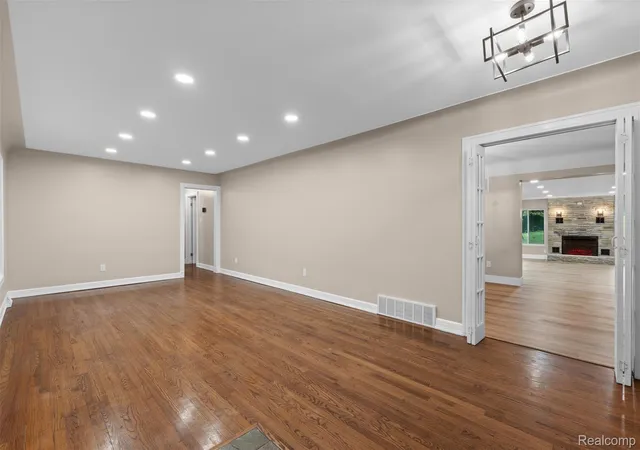 Photo 4 of Single family home for sale at 1175 South Blvd W, Troy, MI 48098 | MLS# 20261083989 | Listing updated on 2026-10-27