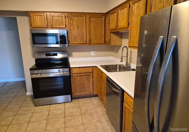 Listing Photo 4 - Condo for sale in building located at 6139 Orch Lake Rd, Detroit, MI 48324 - Unit #104