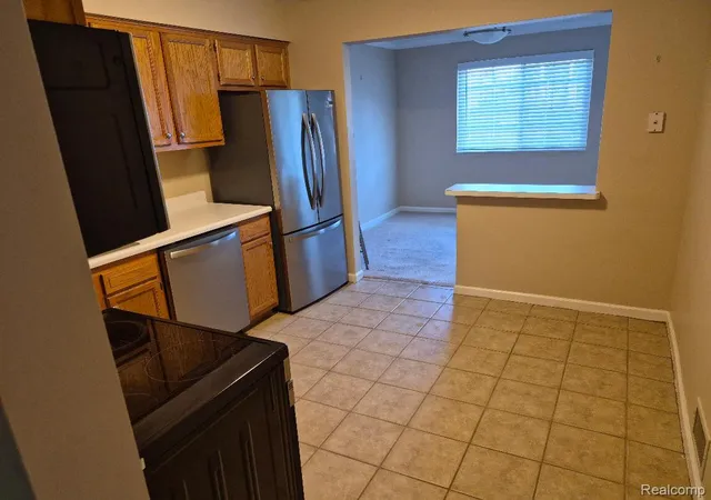 Listing Photo 5 - Condo for sale in building located at 6139 Orch Lake Rd, Detroit, MI 48324 - Unit #104