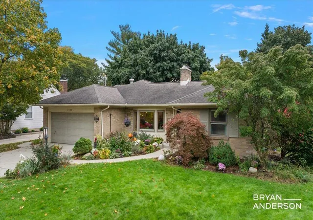 Photo 1 of Single family home for sale at 2504 Beechwood Dr SE, Grand Rapids, MI 49506 | MLS# 65026055170 | Listing updated on 2026-10-27