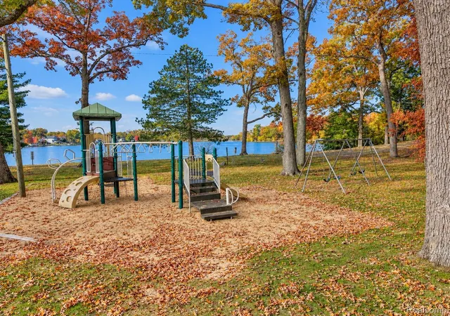Photo 2 of Condo for sale at 7550 Hemlock Dr #5, West Bloomfield Charter Township Oakland, MI 48324 | MLS# 20261084252 | Listing updated on 2026-10-29