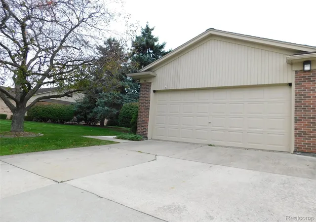 Listing Photo 1 - Condo for sale in building located at 15914 New Bedford Dr, Clinton Township, MI 48038 - Unit #361