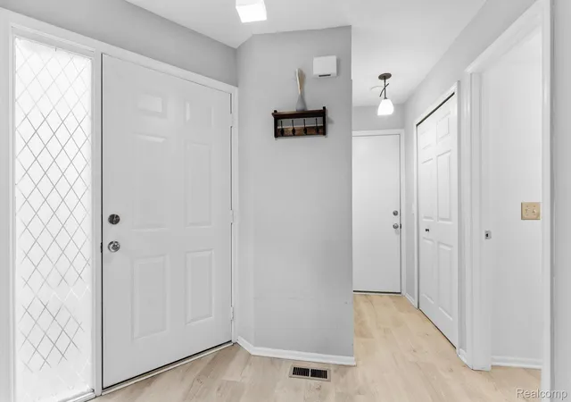 Listing Photo 1 - Condo for sale in building located at 15764 Golfview Dr N, Riverview, MI 48193 - Unit #185