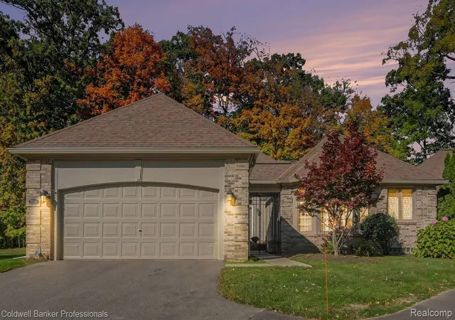 Listing Photo 2 - Condo for sale in building located at 22240 Vlg Pines Dr, Beverly Hills, MI 48025