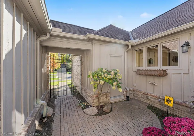 Listing Photo 5 - Condo for sale in building located at 22240 Vlg Pines Dr, Beverly Hills, MI 48025
