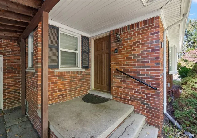 Photo 4 of Single family home for sale at 1915 Beech Ln Dr, Troy City Oakland, MI 48083 | MLS# 20261084793 | Listing updated on 2026-10-30