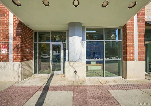 Listing Photo 3 - Condo for sale in building located at 100 W 5Th St, Royal Oak, MI 48073 - Unit #712