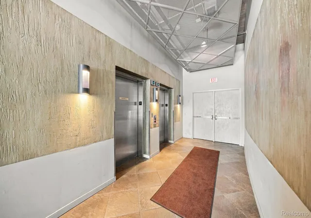 Listing Photo 5 - Condo for sale in building located at 100 W 5Th St, Royal Oak, MI 48073 - Unit #712