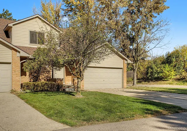 Listing Photo 2 - Condo for sale in building located at 3783 Old Creek Rd, Troy, MI 48084