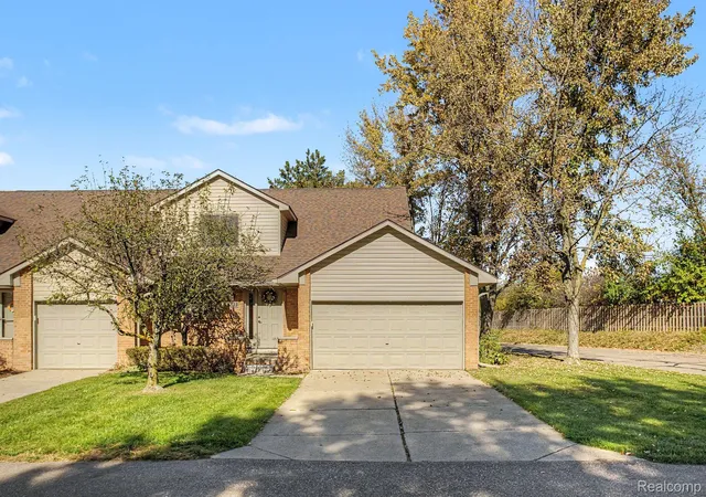 Listing Photo 4 - Condo for sale in building located at 3783 Old Creek Rd, Troy, MI 48084