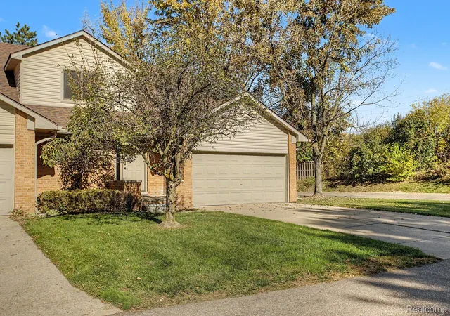 Listing Photo 5 - Condo for sale in building located at 3783 Old Creek Rd, Troy, MI 48084