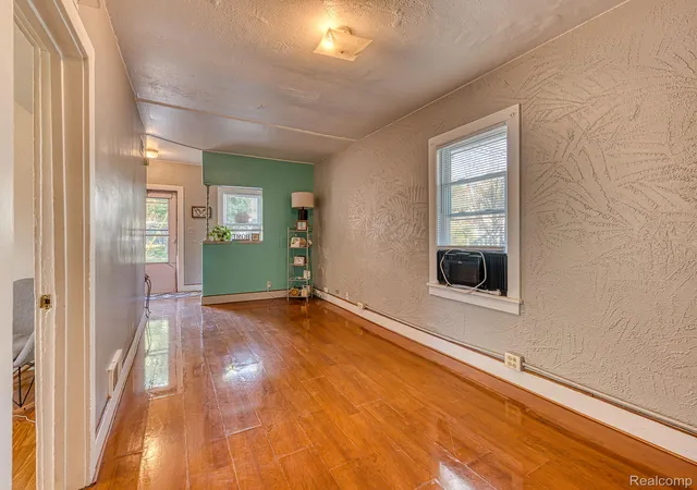 Photo 4 of Single family home for sale at 615 Hubble St, Monroe, MI 48161 | MLS# 20261085100 | Listing updated on 2026-10-30