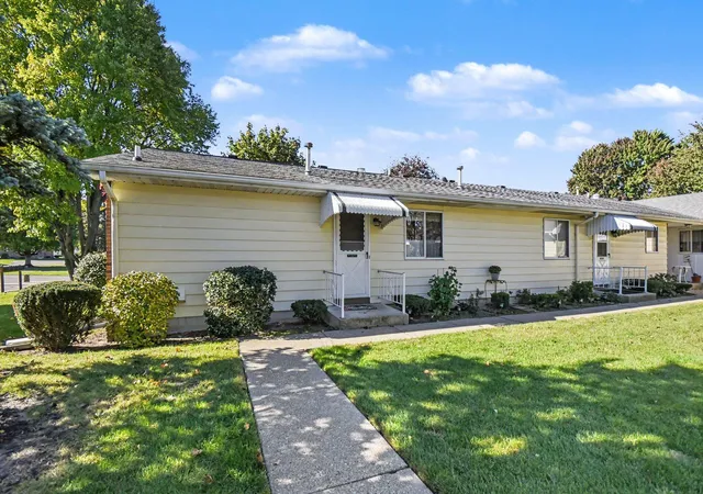 Listing Photo 1 - Condo for sale in building located at 5830 SE Leisure S Dr, Grand Rapids, MI 49548
