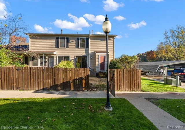 Listing Photo 5 - Condo for sale in building located at 2822 Roundtree Blvd, Ypsilanti, MI 48197