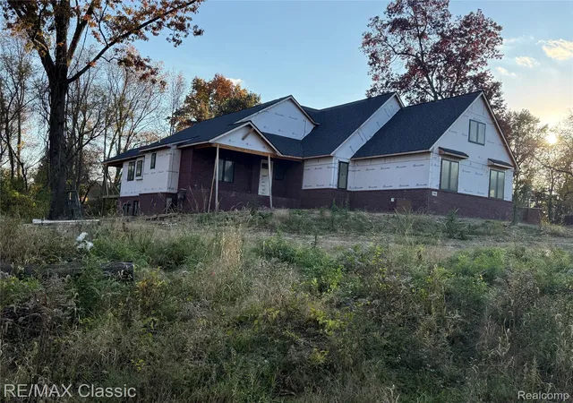 Photo 2 of Single family home for sale at 2904 Lost Crk Ct, Milford, MI 48381 | MLS# 20261085265 | Listing updated on 2026-10-29