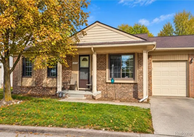 Listing Photo 2 - Condo for sale in building located at 2939 Roundtree Dr, Troy, MI 48083
