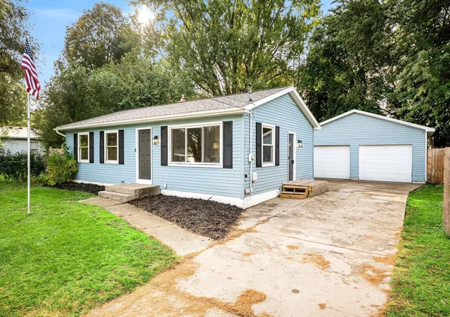 Photo 2 of Single family home for sale at 1224 Ecklund St NE, Grand Rapids, MI 49505 | MLS# 71026055852 | Listing updated on 2026-10-27