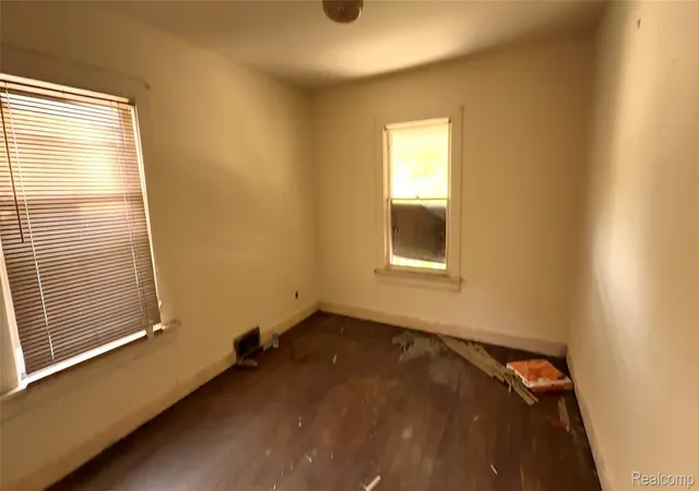 Photo 3 of Single family home for sale at 967 Gainey Ave, Flint, MI 48503 | MLS# 20261085338 | Listing updated on 2026-10-29