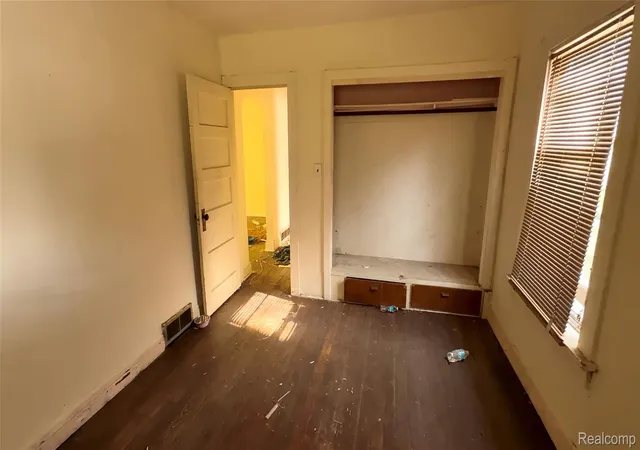 Photo 4 of Single family home for sale at 967 Gainey Ave, Flint, MI 48503 | MLS# 20261085338 | Listing updated on 2026-10-29