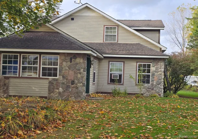 Photo 2 of Single family home for sale at 7023 Groveland Rd, Holly, MI 48442 | MLS# 20261085346 | Listing updated on 2026-10-27