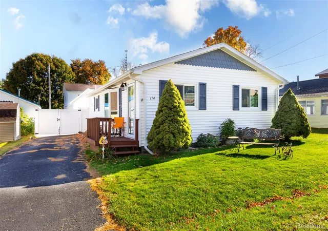 Photo 1 of Single family home for sale at 114 Wells St, Houghton Lake Heights, MI 48630 | MLS# 20261085378 | Listing updated on 2026-10-29