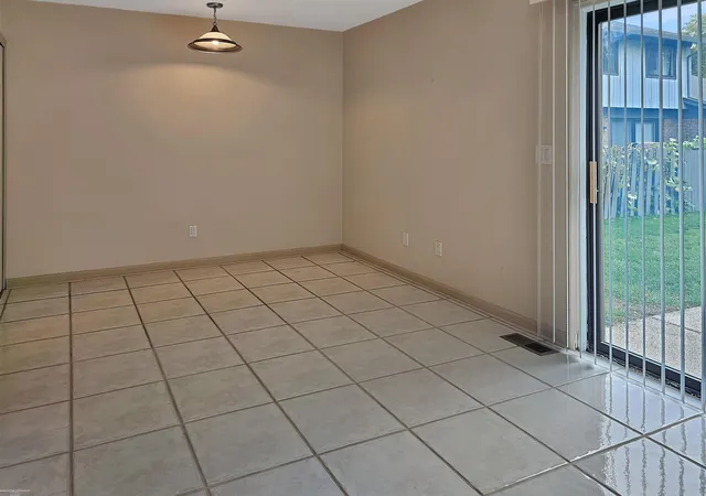 Listing Photo 3 - Condo for sale in building located at 2536 Chalk Farm Rd, Warren, MI 48091