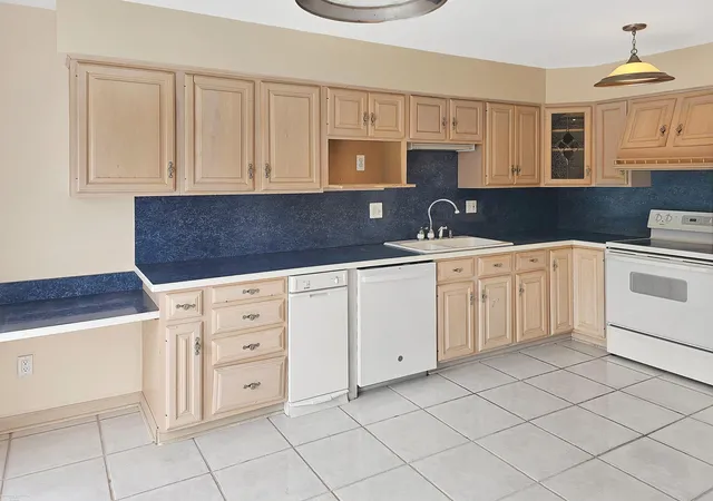 Listing Photo 4 - Condo for sale in building located at 2536 Chalk Farm Rd, Warren, MI 48091