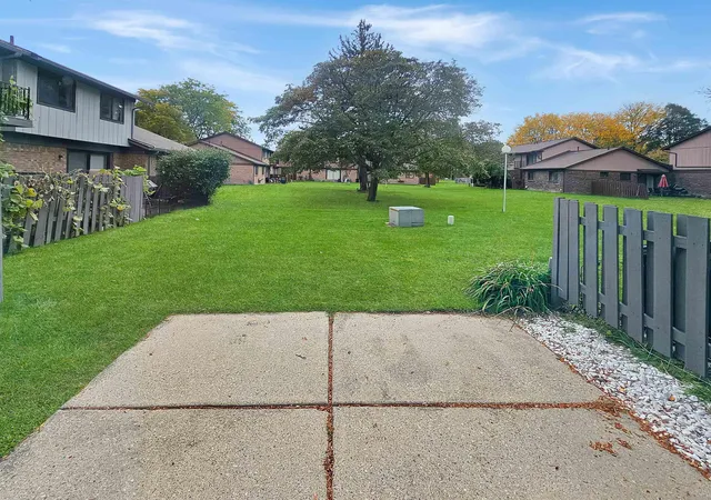 Listing Photo 5 - Condo for sale in building located at 2536 Chalk Farm Rd, Warren, MI 48091