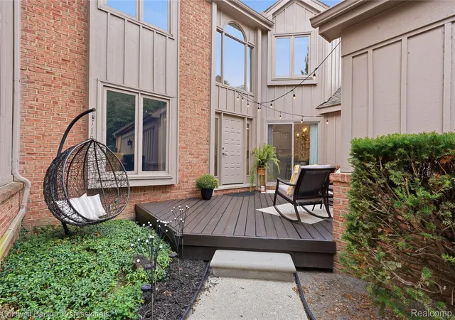 Listing Photo 1 - Condo for sale in building located at 28625 Auburn Ct, Farmington Hills, MI 48331 - Unit #