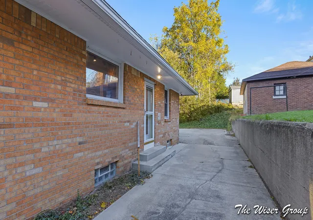 Photo 4 of Single family home for sale at 1105 4th Street NW, Grand Rapids, MI 49504 | MLS# 65026055976 | Listing updated on 2026-10-28