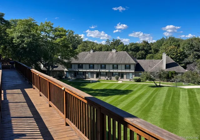 Listing Photo 2 - Condo for sale in building located at 24769 Primrose Ln, Southfield, MI 48033