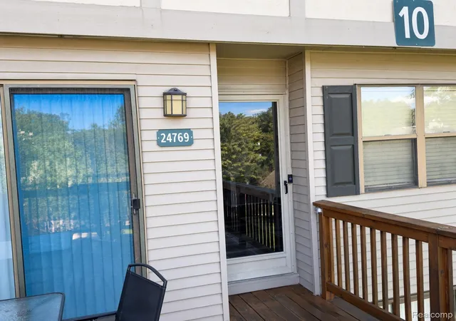 Listing Photo 3 - Condo for sale in building located at 24769 Primrose Ln, Southfield, MI 48033