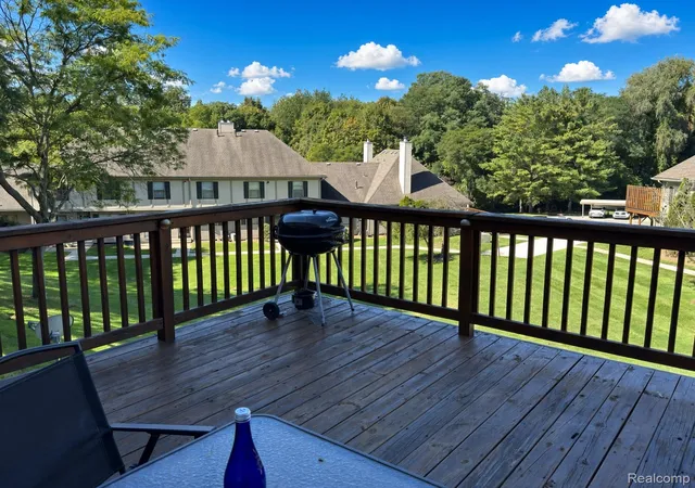 Listing Photo 4 - Condo for sale in building located at 24769 Primrose Ln, Southfield, MI 48033