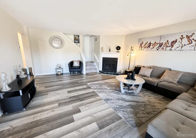 Listing Photo 5 - Condo for sale in building located at 24769 Primrose Ln, Southfield, MI 48033