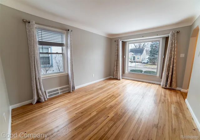 Photo 4 of Single family home for sale at 3303 Cummings Ave, Royal Oak, MI 48073 | MLS# 20261085532 | Listing updated on 2026-10-27