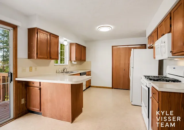 Photo 4 of Condo for sale at 211 York View Pl NW, Comstock Park, MI 49321 | MLS# 65026056032 | Listing updated on 2026-10-27