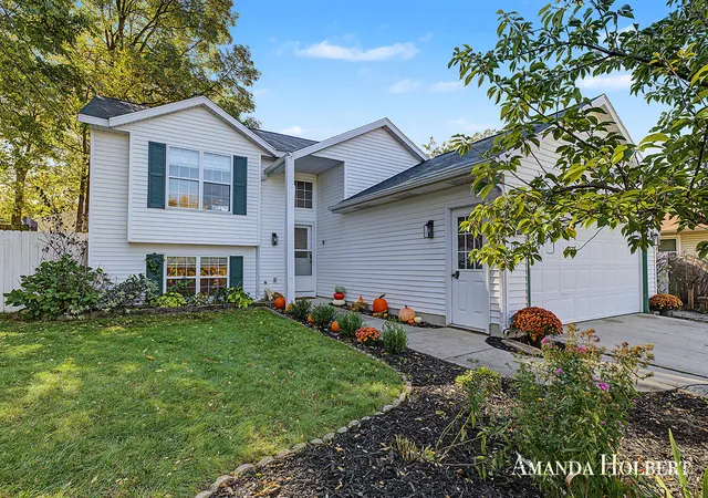 Photo 3 of Single family home for sale at 1242 4 Mile Rd NE, Grand Rapids, MI 49525 | MLS# 65026056058 | Listing updated on 2026-10-27