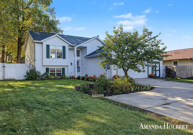 Photo 4 of Single family home for sale at 1242 4 Mile Rd NE, Grand Rapids, MI 49525 | MLS# 65026056058 | Listing updated on 2026-10-27
