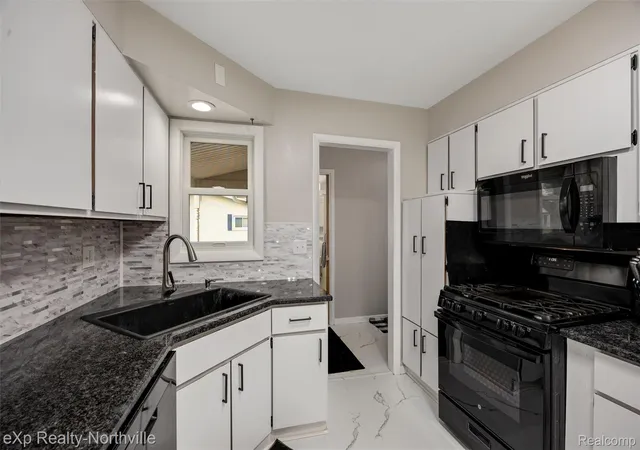Photo 4 of Single family home for sale at 2278 Greenview Dr, Adrian, MI 49221 | MLS# 20261085662 | Listing updated on 2026-10-29