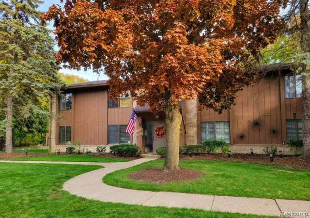 Listing Photo 1 - Condo for sale in building located at 1922 White Birch Ct, Rochester Hills, MI 48309 3306 - Unit #