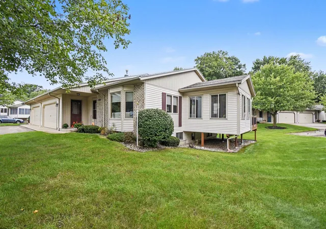 Listing Photo 3 - Condo for sale in building located at 6532 Leisure Creek Dr SE, Caledonia, MI 49316