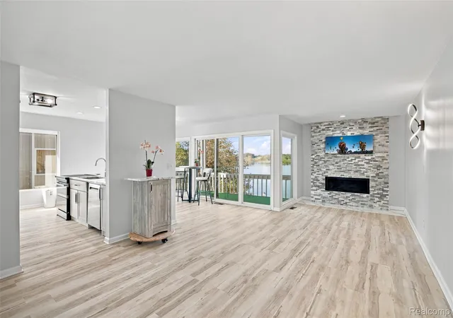 Listing Photo 4 - Condo for sale in building located at 881 Cliffs Dr, Ypsilanti, MI 48198 - Unit #201A