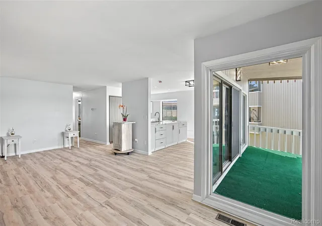 Listing Photo 5 - Condo for sale in building located at 881 Cliffs Dr, Ypsilanti, MI 48198 - Unit #201A